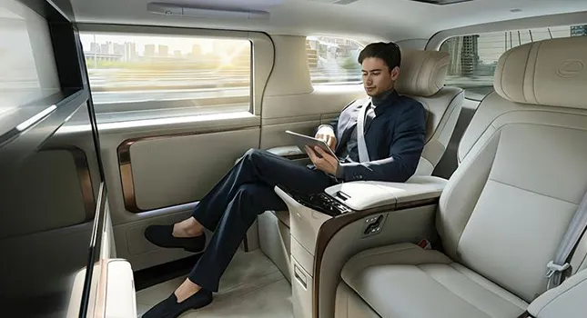 Spacious Airport Shuttle Bus for Group Travel​